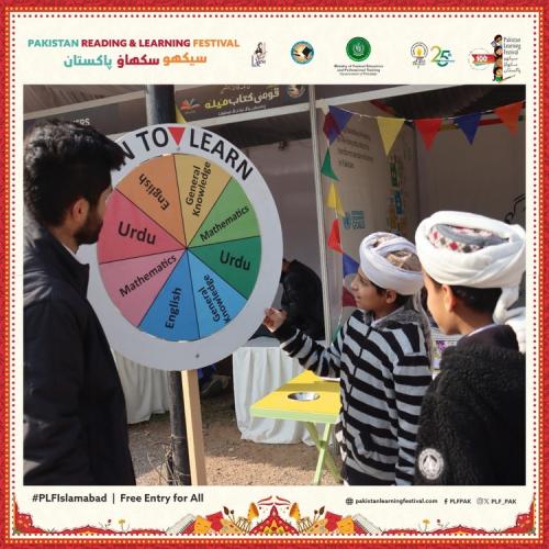 Children-are-spinning-the-wheel-3